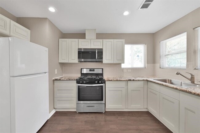 Building Photo - 696 Ravensworth Dr