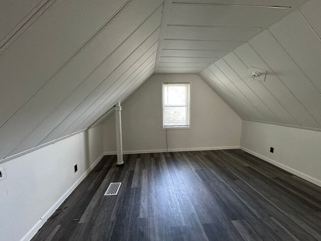 Building Photo - Updated 2 bedroom, 1 bath house