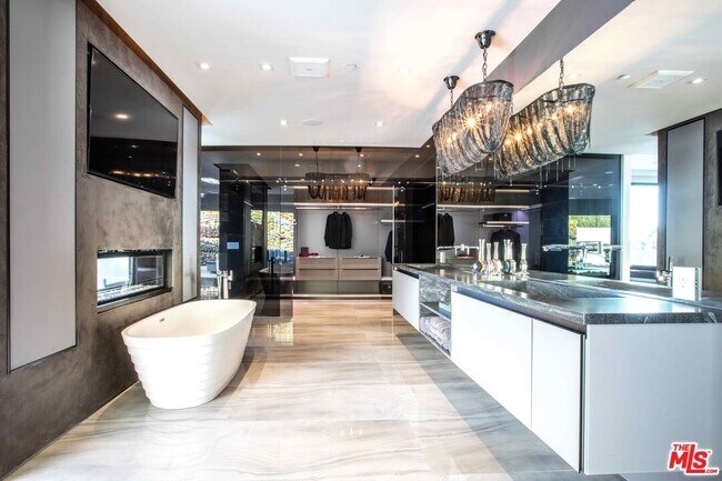 Building Photo - 2210 Bowmont Dr