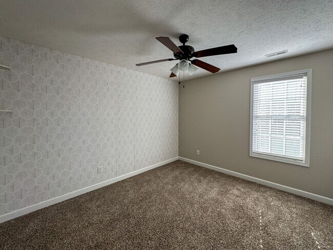 Building Photo - Beautiful 5 Bed 2.5 Bath Home with Main Level Primary Bedroom