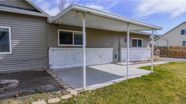 Building Photo - FURNISHED MONTH TO MONTH with 20x30 Storage!