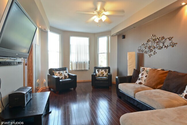 Building Photo - 3747 W Diversey Ave