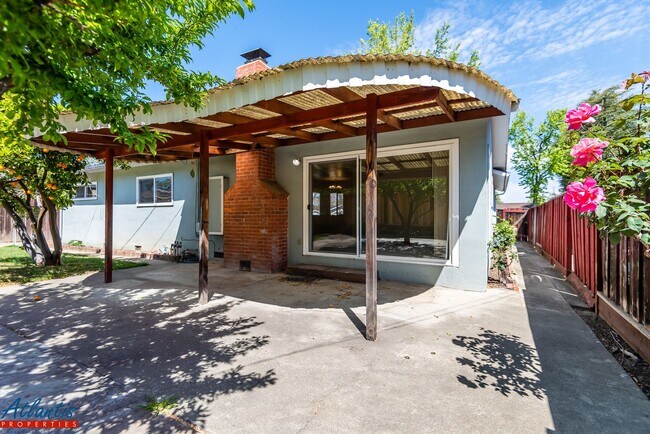Building Photo - Lovely Home | Nice Backyard | Attached Garage