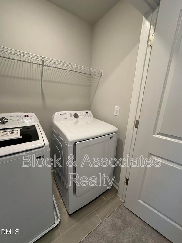 Building Photo - 608 Gimari Dr