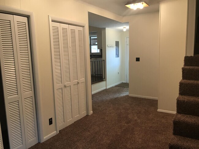 Building Photo - 205 W 34th St