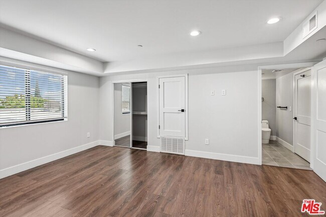 Building Photo - 819 E La Palma Dr