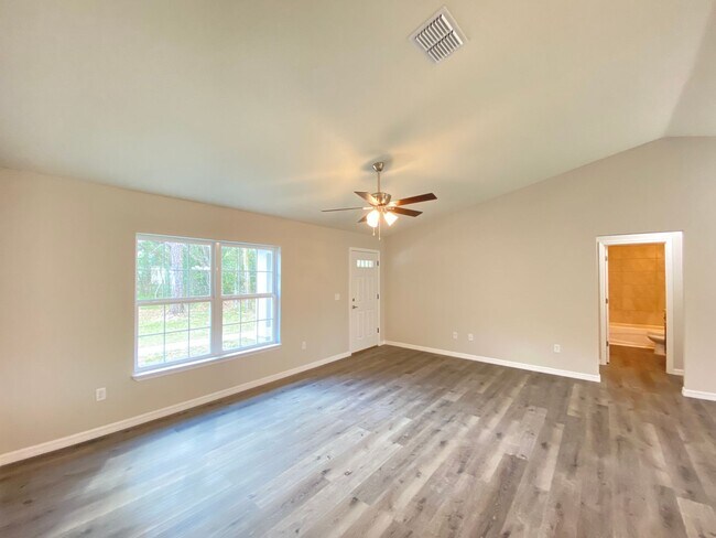 Building Photo - *** NOT AVAILABLE TO SHOW TILLL MID APRIL *** Custom Home - Desirable SE Ocala Neighborhood 3/2/2...