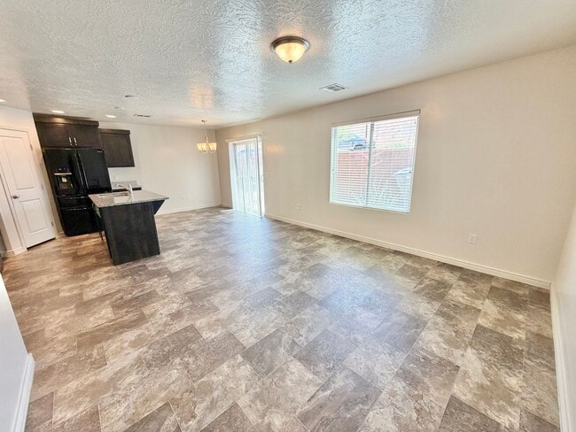 Building Photo - Town home in Little Valley Area. End Unit!!
