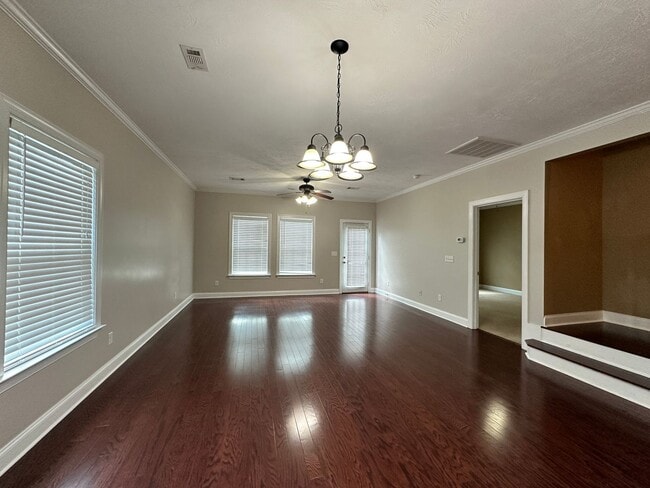Building Photo - 3 bed/2 bath home with 1-car garage for re...