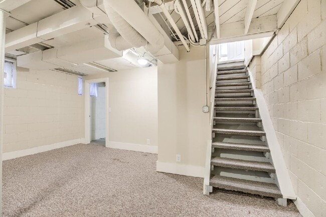 Building Photo - Beautiful Three Bedroom Town Home!