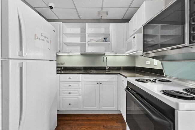 Building Photo - 2650 N Lakeview Ave