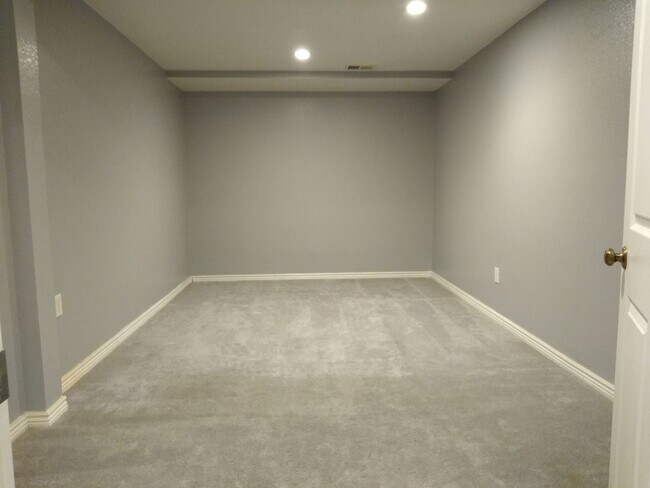 Building Photo - Massive and Expansive 5 Bedroom Green Vall...