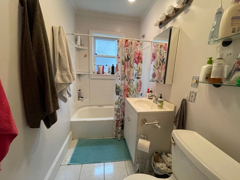 Building Photo - 14 Stockwell St