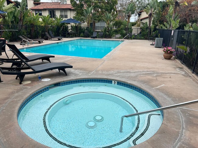 Building Photo - Spacious & Bright 3 Bedroom End Unit Condo in Prime Location