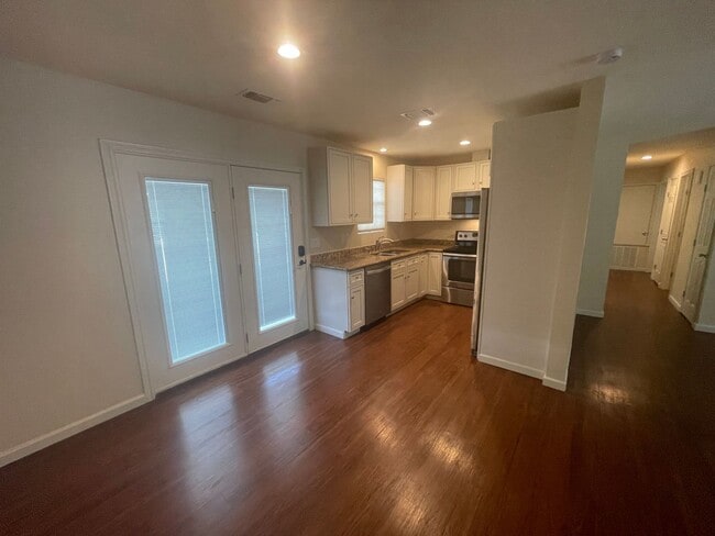 Building Photo - NEW ON MARKET !!