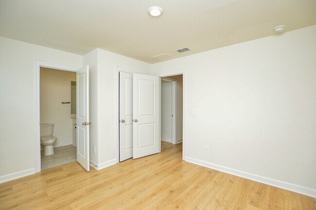 Building Photo - 266 Tiger Lily Dr