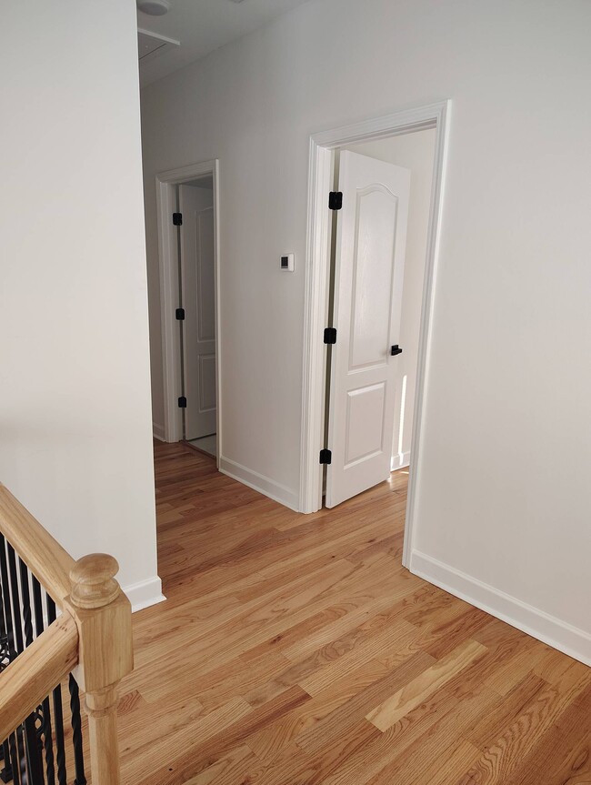 Building Photo - 944 33rd Ave N