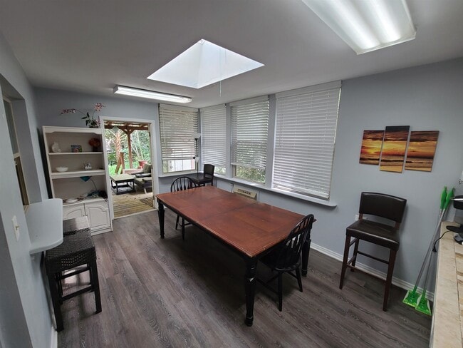 Building Photo - 207 Edwards St