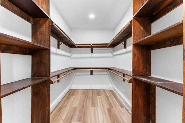 Building Photo - 2730 Gladstone Dr