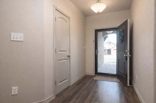 Building Photo - 5305 Kemper St