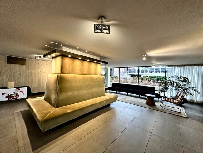 Building Photo - 1960 N Lincoln Park W