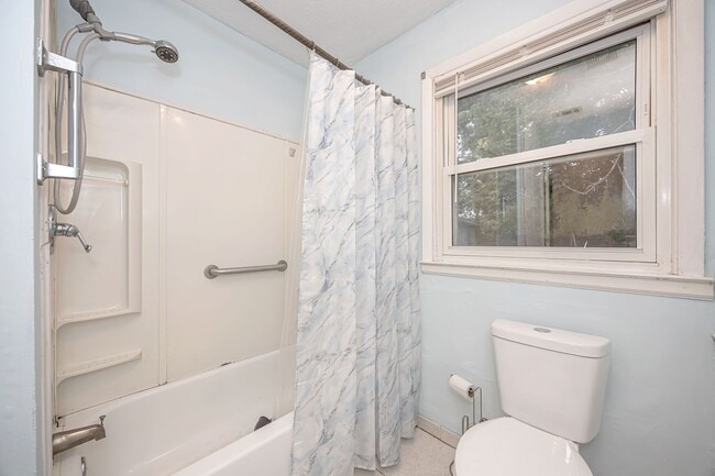 Building Photo - Cute Rental Home