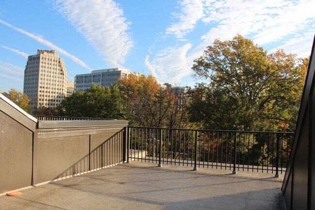Building Photo - 912 N Buchanan Ct