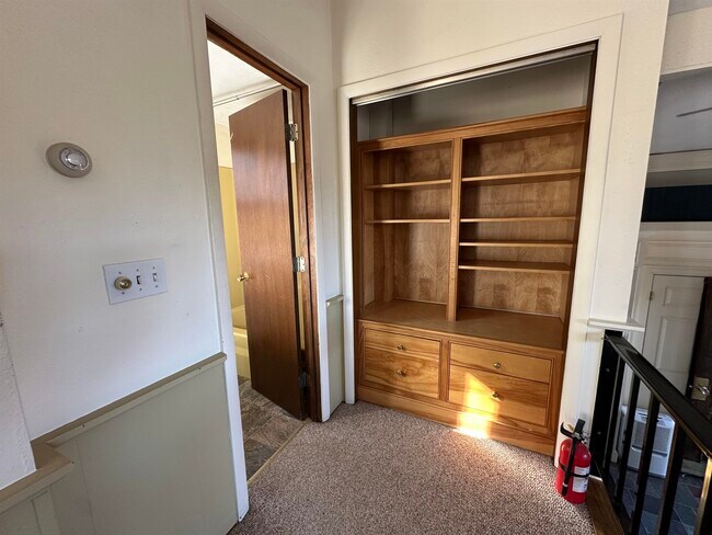 Building Photo - 253 Linderhof Strasse