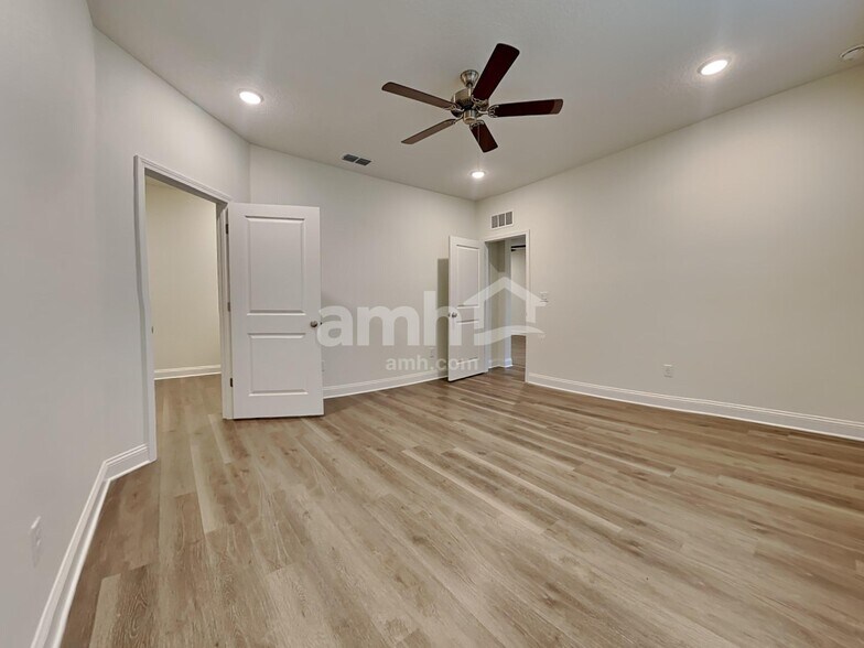 Building Photo - 11626 Hillside Dr