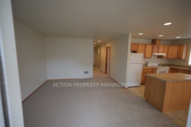 Building Photo - 2 bed 1 bath, top floor apartment in Port Angeles, close to Peninsula College and the Olympic Nat...