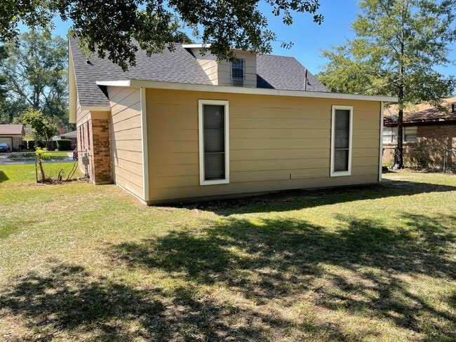 Building Photo - Spacious Inside & Out