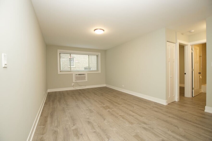 Building Photo - 535 W Surf St
