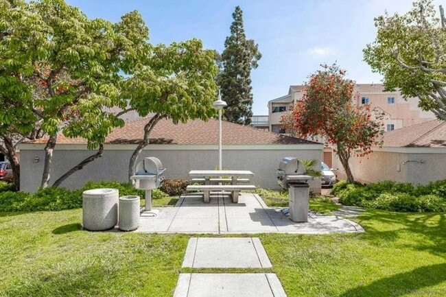 Building Photo - Fashion Hills 2 bedroom, 2 bath with 2 car garage!