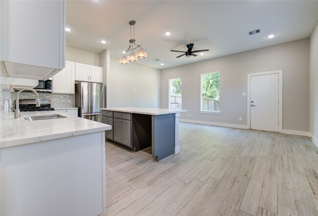 Building Photo - 4536 Sunflower St