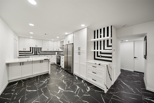 Building Photo - 2101 Fountain View Dr