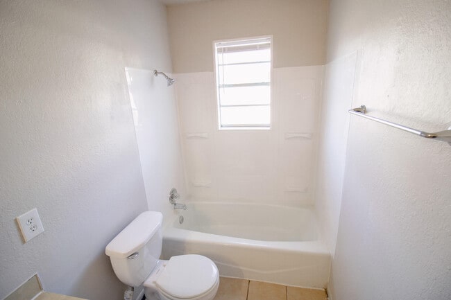 Building Photo - 1212 N Quaker Ave