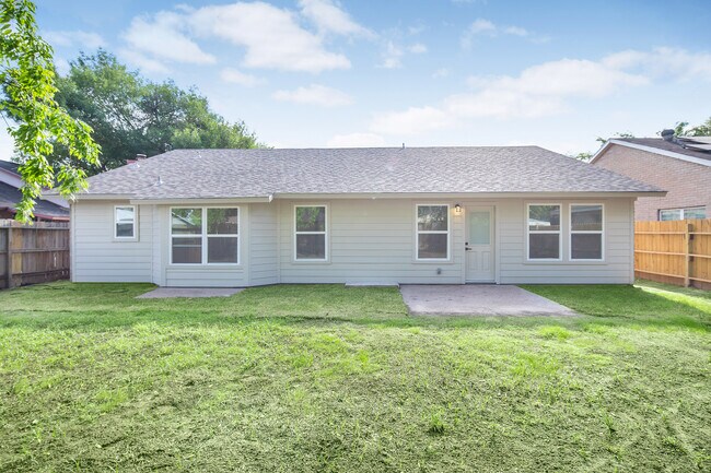 Building Photo - 10814 MacKenzie Dr