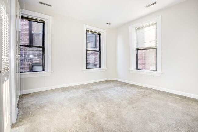 Building Photo - Adorable AdMo Abode w/ Awesome Roof Deck!
