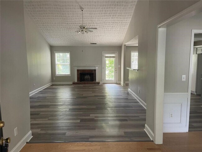 Building Photo - 3028 Express Ln NE