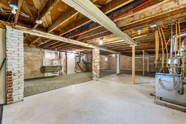 Building Photo - 911 Cook St