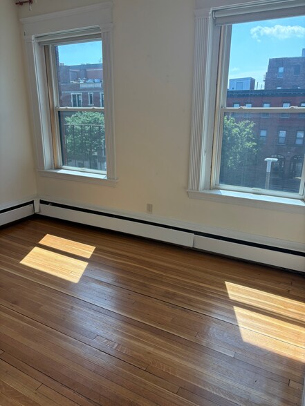 Building Photo - 842 Beacon St