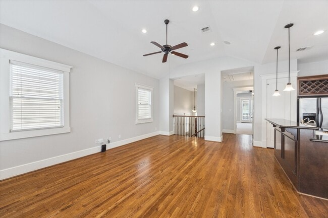 Building Photo - 1044 W 25th St