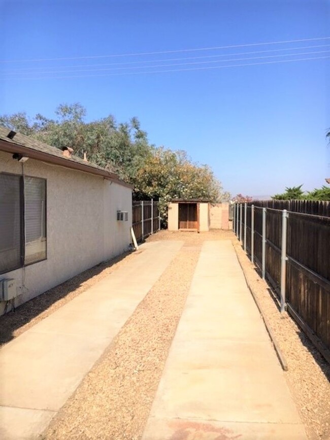 Building Photo - LOCATION, WEST SIDE HEMET! GARDENER INCLUDED