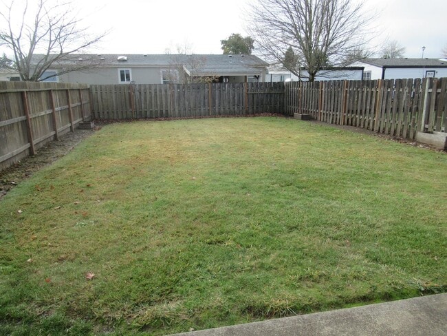Building Photo - Two Bedroom Duplex in McMinnville