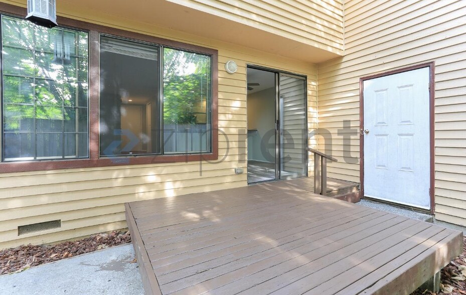 Building Photo - Unit