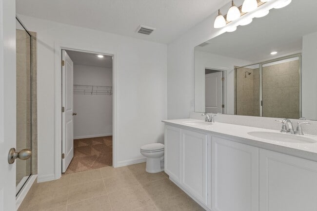 Building Photo - Like-New Ashton Woods Spacious 5BR 4BA, Prime Location Near I-4!