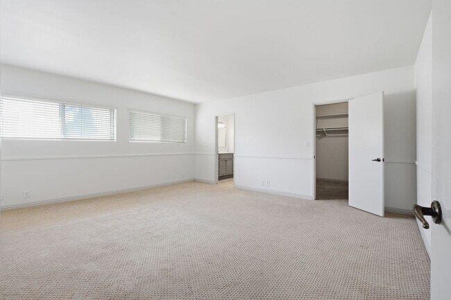 Building Photo - 853 S Le Doux Rd