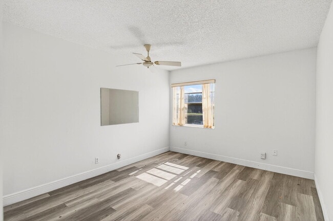 Building Photo - 180 Flanders C