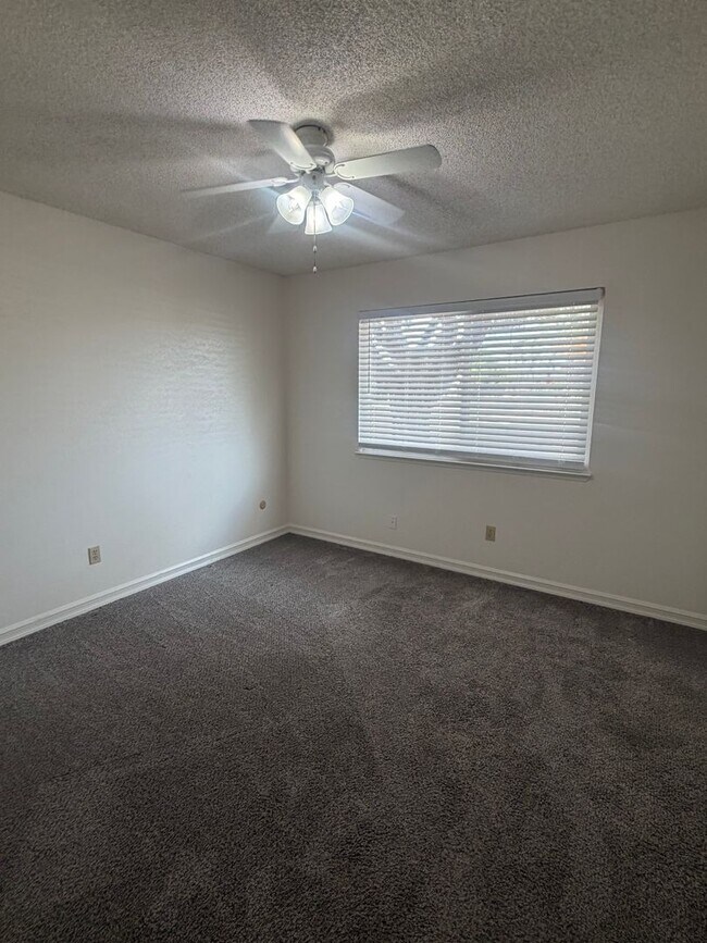 Building Photo - Charming 3 bedroom 2 bathroom home located in Hanford