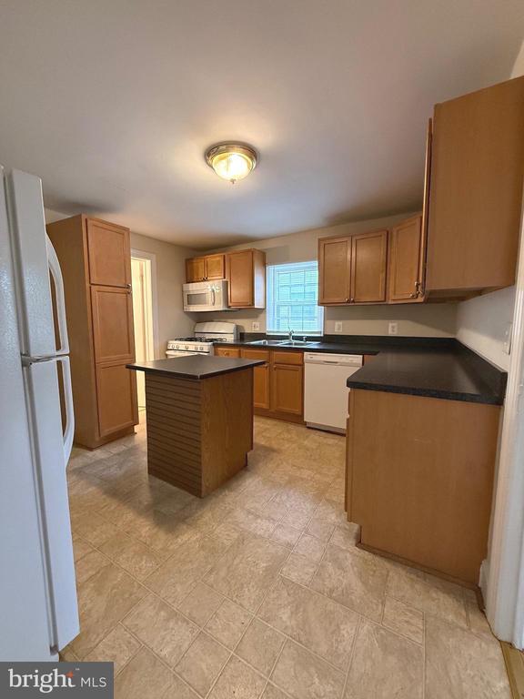 Building Photo - 422 Dunmore St